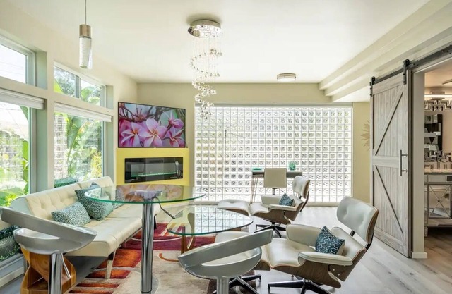 Stylish Suite with VIEWS - Spacious Luxury, Stylish Suite with VIEWS - Luxury Retreat
