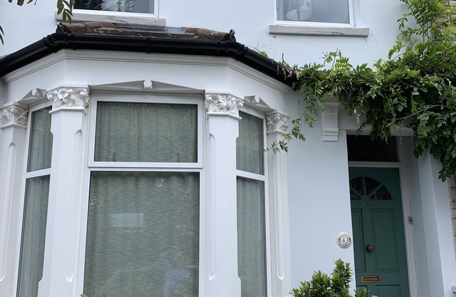 Stylish, Three Bed Property, Quiet Location, Great Access To Central London
