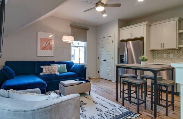 Stylish Townhouse For 6 <10 Min From Broadway