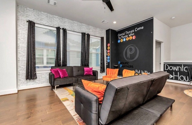 Stylish Townhouse in Central Houston