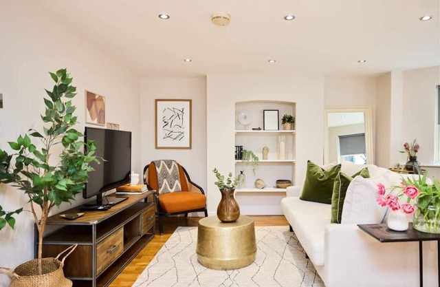 Stylish Urban Retreat - Bright Lower Clapton flat