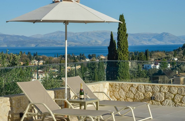 Stylish very private villa apartment. Panoramic views. Infinity pool.