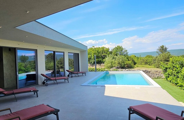 Stylish villa *, heated pool, 2 km from the sea