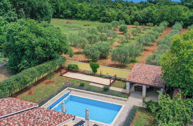 Stylish villa *, pool, 2.5 km from the sea, barbecue, WiFi, free WiFi