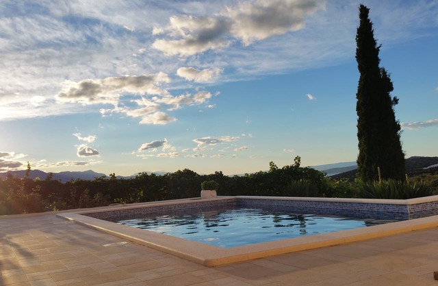 Stylish villa * with heated pool and sea view, free WiFi