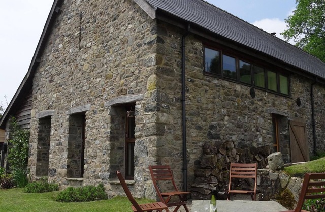 Stylishly Converted Barn nr Llanwrtyd Wells, sleeps up to 10, spectacular views