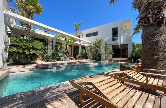 Sublime architect-designed villa close to beaches.