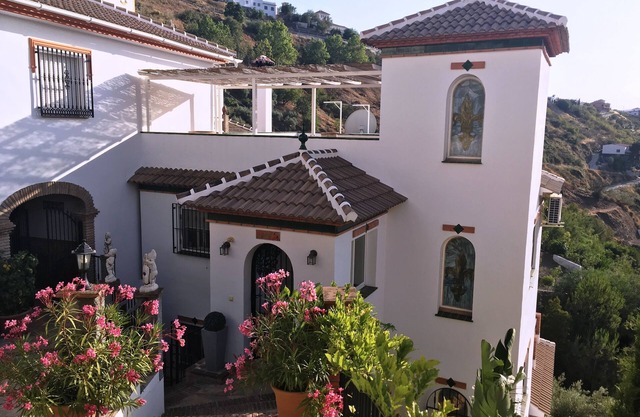 Suitable Tinaos 1 with terrace and solarium
