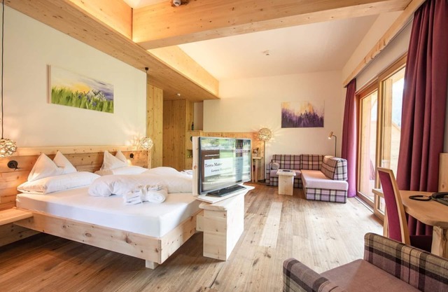 "Suite Bergsonne" with bathtub, shower, WC (1-3 n.) - Nature and wellness hotel