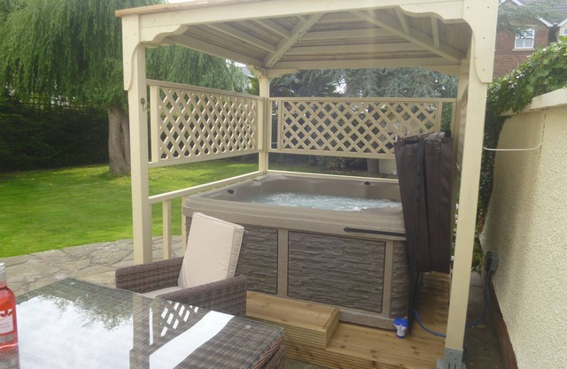 Suite for 2 with exclusive Hot Tub, robes, garden in Historic Castle Town