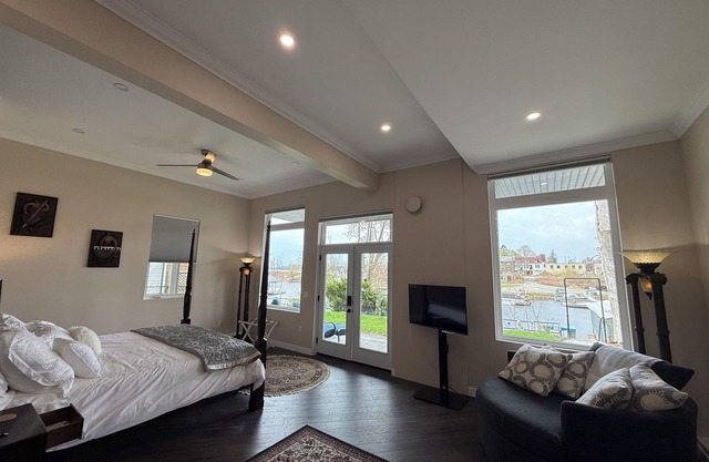 SUITE - LUXURIOUS & TRANQUIL WATERFRONT WALKOUT, WITH STUNNING VIEWS & GARDENS