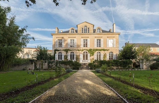 Suite-Luxury-Ensuite-Pool view-4 étoiles