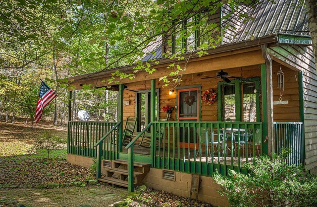 Suite Retreat-fireplace, hot tub, & fire pit