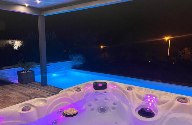 Suite romantique Le temps d'un Instant Loveroom Hammam jacuzzi piscine