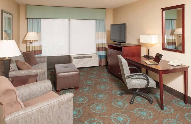Suite w/Full Kitchen & Free Breakfast – Ideal for Extended or Short Stays