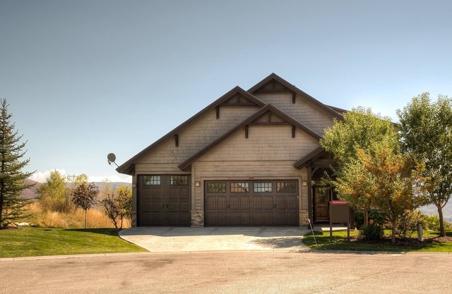 SUMMER FUN! Amazing Views/Fresh Air!7bd/5ba/Gamerm/Playrm/HTb/Walk-out basement!