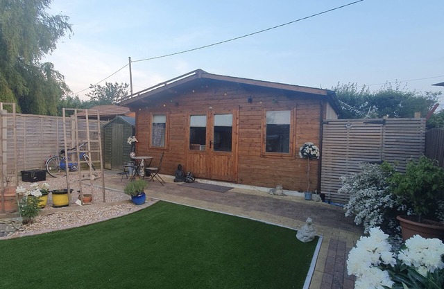 Summer House Cabin, With Outside Space, Sleeps 2 Adults and Child, pet Friendly