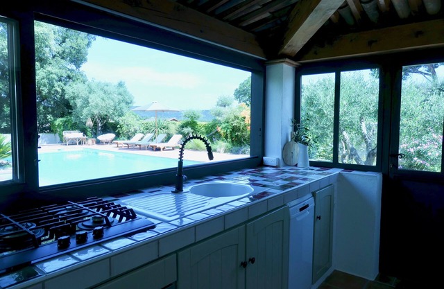 Summer house for 4 to 6, private pool, air con, wifi