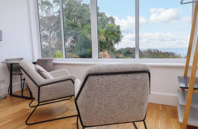 SUMMER ROOM, romantic, country holiday cottage in Llanbedrog