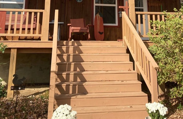 Summer's here! Hike, boat, kayak, campfires! Burr Oak SP and Lake. Sleeps 4.