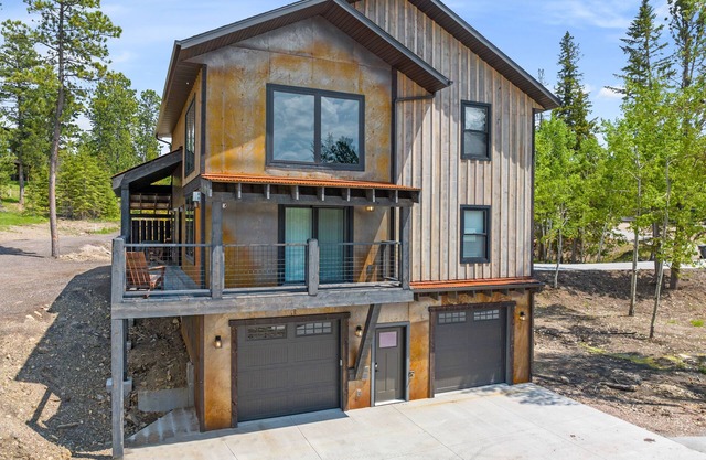 Summit Sunset, pet friendly! Hot Tub, Pool access, paved roads, luxury finishes