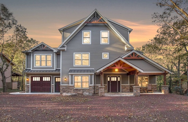 "Summit" Ultimate Luxury Vacation Home. ELEVATOR, Firepit, Private Hot Tub, Pool Table, Gas Grill