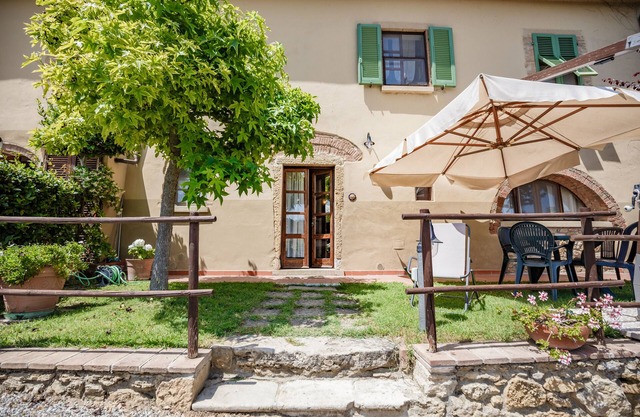 Sun Cottage in Tuscany Hillside Near the Sea, Ultra WiFi and Parking