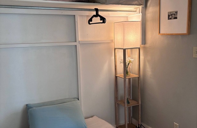 Sun Filled 2 Bed Room, Remote Work Haven, Ultra Fast Internet, Heart of SF