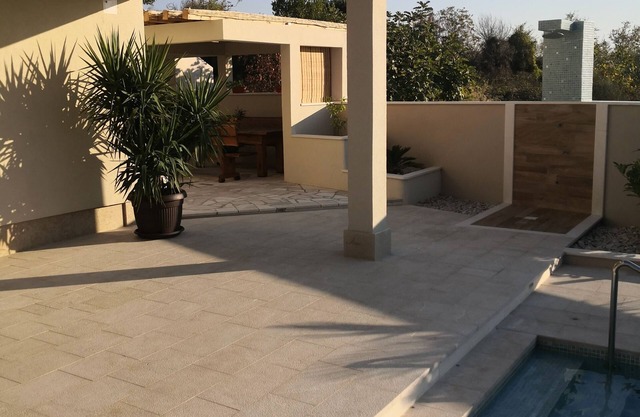 Sun gardens luxury apartment with xxl heated pool