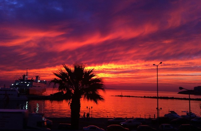 Sun-n-Waves :The house is located in 'kokkino limanaki' - RAFINA-ATTICA
