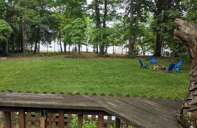 Sunbreak: Secluded home, gorgeous waterfront, kayaks, pool table, fast wifi!