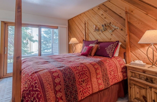 Sunburst Condo 2778 - Tri-level with Elkhorn Amenities & Hot Tub Onsite