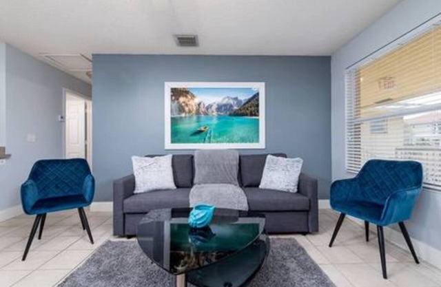 Sunlit 2/2 Oasis in Wilton Manors w. Spacious Pool