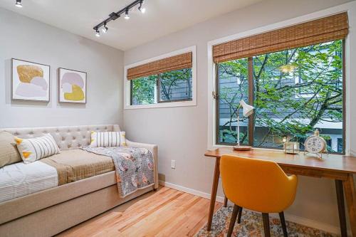 Sunlit contemporary Bellevue Home w a Lush Garden