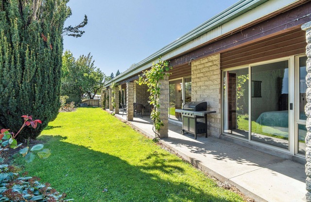 Sunlit Solace - Wanaka Holiday Home