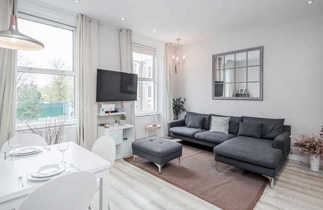 Sunny 2-Double Bedroom Flat in Chelsea