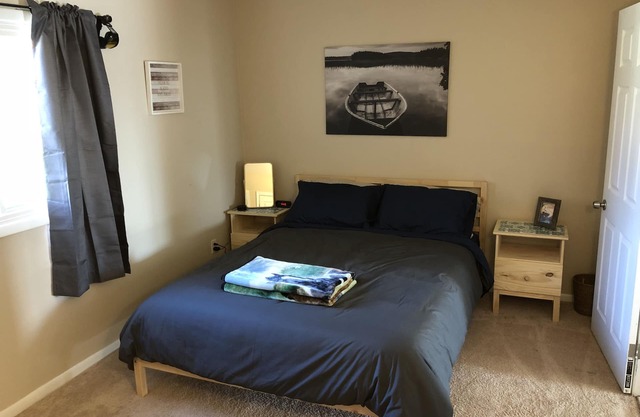 Sunny 2BR Loft near Crystal Springs and Mountain Creek. Pets welcome.