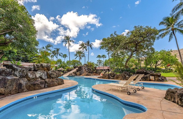 Sunny, 9th-floor condo with 3 pools, water slide, hot tub, putting green, saunas