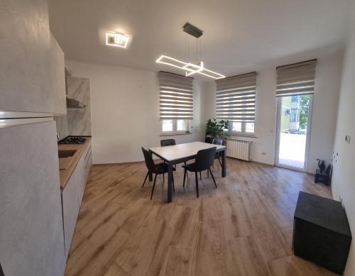 Sunny CentralApartment -3 bedrooms ,Private Parking