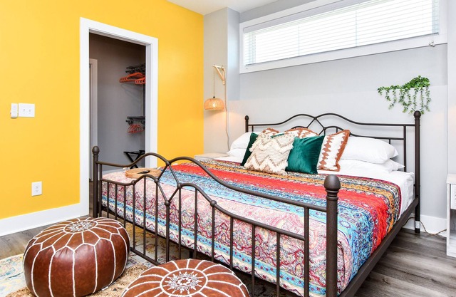 Sunny Cityside Boho Hideaway - KING Beds, Workdesks, Balcony! Close to Downtown