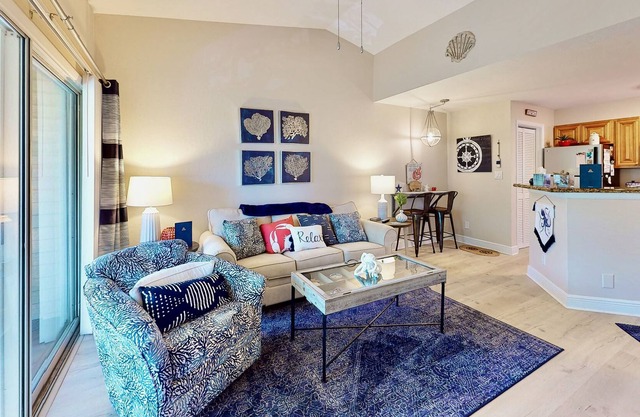 Sunny condo close to beach with pool, beach access, & washer/dryer