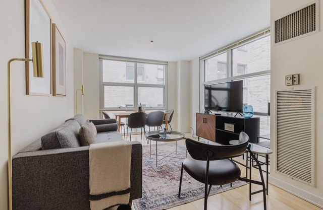 Sunny Downtown 2BR, A/C & Elevator, by Blueground