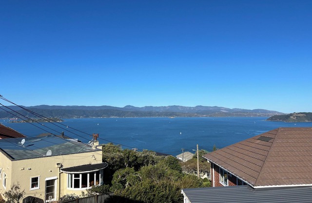 Sunny, family-friendly house with harbour views