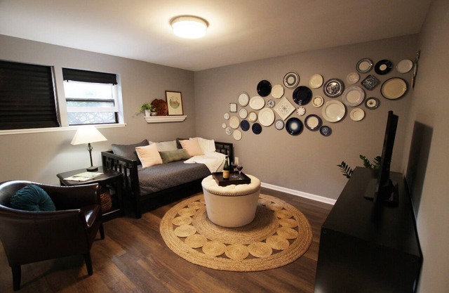 Sunny Jumbo Studio in the Heart of Oak Park