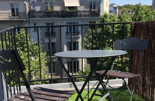 Sunny, refurbished studio with balcony