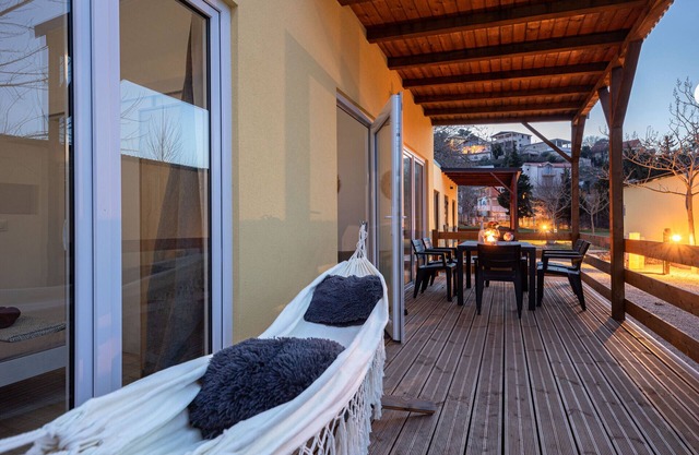 Sunny Resort 2-bedroom bungalow with sea view