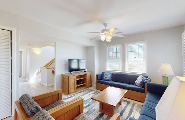 Sunny townhouse w/ocean view, private W/D, central AC, and pool access