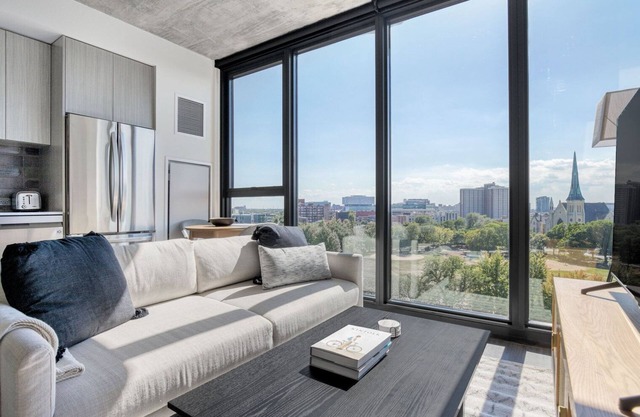 Sunny West Loop Jr 1BR w/Rooftop & Dog Run, nr I-90, by Blueground