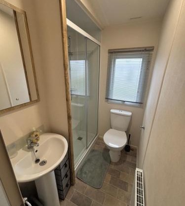 Sunnymede B7 - Fantasy Island, Hot tub, wrap around veranda, WiFi - Meadow Lakes Caravan & Lodge Hire