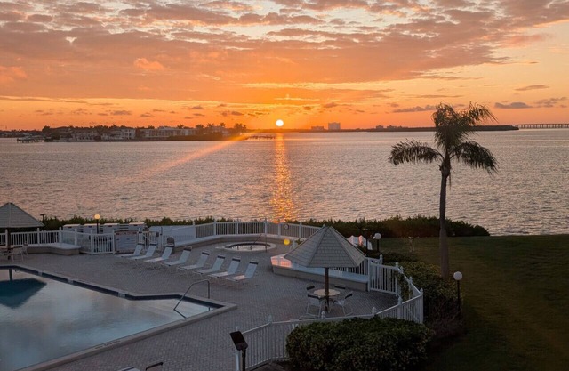 Sunrise Bay Retreat W/Pool, Hot Tub & Rec Room